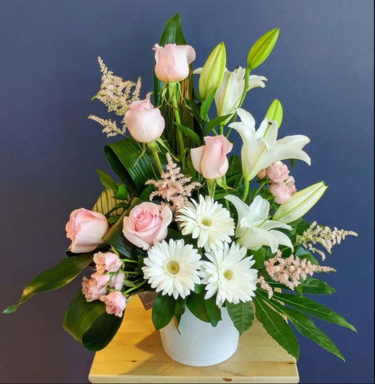 Roses et fleurs variées en vase