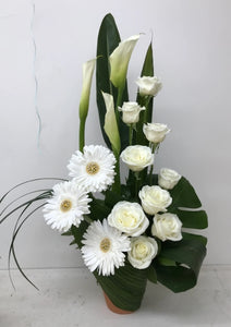 Roses et lys blancs en vase